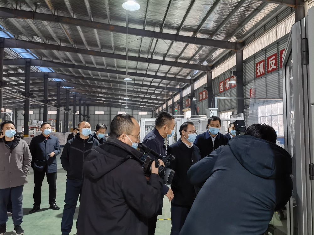 周市长一行在董事长的陪同下参观园区并对公司取得的优异成绩做出了表扬